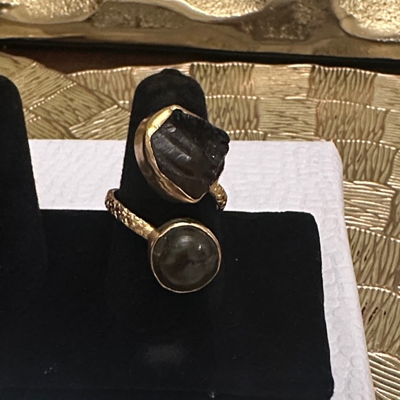 Jewelry - Elegant Gold and Black Stone Ring